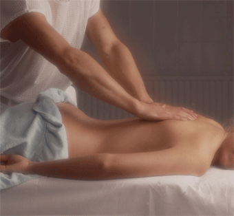 Kreisende, zirkelnde und knetende Grifftechniken wohldosiert eingesetzt, helfen bei schmerzhaften Verspannungen der Muskelareale. Die Wellnessmassage grenzt sich zur klassischen Massagetherapie ab, da es in der Wellnessmassage primär um Entspannung und sanftere Massagetechniken geht.